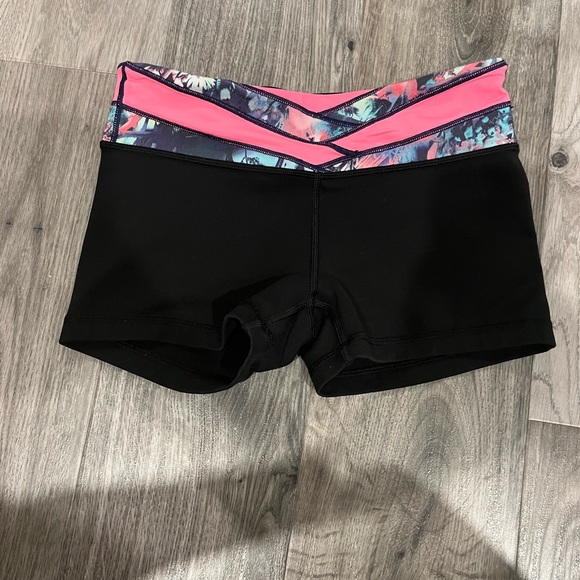 $600 for 16 piece lululemon and Iviva bundle. Everything is in great condition! - Picture 12 of 16